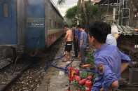 Tàu đang chạy bốc cháy, hành khách chạy tán loạn