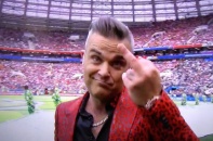 Khó hiểu: Robbie Williams giơ "ngón tay thối" vào máy quay ở World Cup