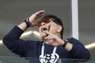 Maradona phì phèo hút thuốc, đeo hai đồng hồ khi tới sân cổ vũ Argentina