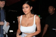 Kylie Jenner khoe đường cong vệ nữ