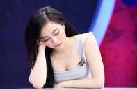 Hot girl "ngủ gật" vẫn nóng bỏng trên trường quay VTV