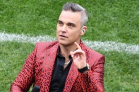 Robbie Williams giải thích lý do giơ "ngón tay thối" ở World Cup