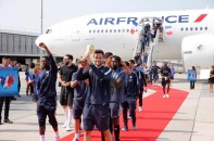 Biển người chào đón tuyển Pháp "vinh quy bái tổ"