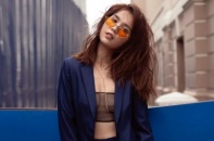 Ngọc Trinh theo đuổi mốt ngực trần khi dạo phố