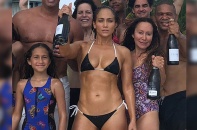 Jennifer Lopez mặc bikini khoe thân hình săn chắc trong tiệc sinh nhật 49 tuổi