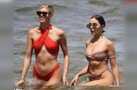 Hoa hậu hoàn vũ khoe dáng bên bạn gái siêu mẫu