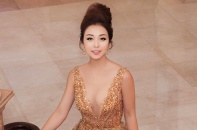 Jennifer Phạm diện váy xuyên thấu, xẻ ngực
