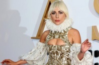 Lady Gaga mặc váy cầu kỳ đi quảng bá phim