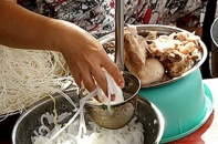 Phạt tiền triệu nếu không cắt móng tay, không đeo găng tay khi tiếp xúc thực phẩm chín