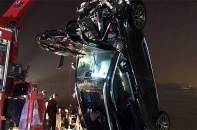 Cô gái 21 tuổi cầm lái chiếc Mercedes rơi khỏi cầu Chương Dương