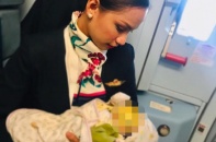 Nữ tiếp viên cho con hành khách bú ngay trên máy bay