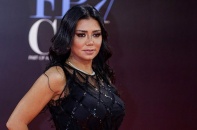 Sao nữ Ai Cập ra tòa vì tội khiêu dâm do mặc váy khoe chân