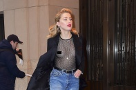 Amber Heard thản nhiên mặc áo không nội y