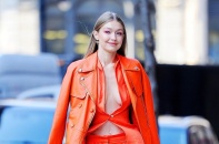 Gigi Hadid "thả rông" vòng một ra phố