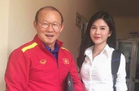 Vẻ ngoài gợi cảm của cô gái luôn theo sát HLV Park tại AFF Cup 2018