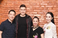 Thủ môn Văn Lâm quây quần bên gia đình sau chiến thắng ở AFF Cup