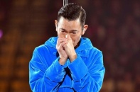 Lưu Đức Hoa khóc, xin lỗi phải ngừng liveshow vì đau họng