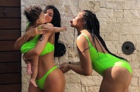 Kylie Jenner khoe con gái cưng đáng yêu
