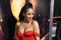 Dania Ramirez sexy khoe ngực căng tròn
