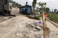 Xe tải húc văng xe máy, tung cột điện sáng 30 Tết
