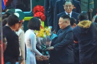 Nữ sinh Lạng Sơn dậy từ 4h đến ga tặng hoa cho Kim Jong-un