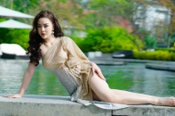 Người đẹp có vòng eo bé hơn Ngọc Trinh khoe chân dài miên man