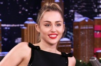 Miley Cyrus: "Nụ hôn đầu của tôi là với một cô gái"