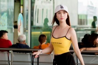Ngọc Trinh mặc áo dây bó sát đi Singapore