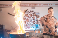 Nhóm rapper Việt Locoboiz đốt sách vở của học sinh trường Amsterdam bị chỉ trích dữ dội