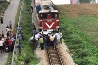 Hải Dương: Tàu hỏa húc văng ô tô, 2 người chết 