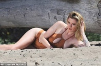 Ireland Baldwin khoe thân hình bốc lửa trên biển