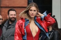 Người mẫu Playboy lấp ló ngực đầy trên phố