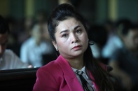 Ông Vũ không đáp khi bị hỏi "từ ngày cưới, anh có chuyển cho em đồng nào không"
