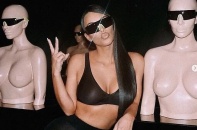 Kim Kardashian khoe thân để quảng cáo kính