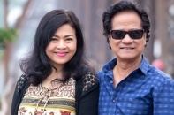 Vợ chồng Chế Linh tay trong tay dạo phố Hà Nội