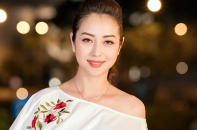 Jennifer Phạm dạo phố Sài Gòn trên xe máy