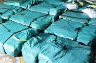 900 kg tinh thể nghi ma túy đá bị vứt phi tang ở lề đường