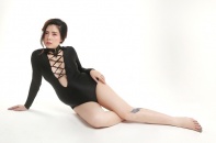Ngọc Hiền mặc sexy khoe bụng bầu 5 tháng với chồng Việt kiều