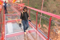 Cận cảnh cây cầu tình yêu bằng kính trong suốt đầu tiên ở Việt Nam