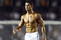 C.Ronaldo gây “bão” khi mặc nội y khoe cơ bụng 6 múi