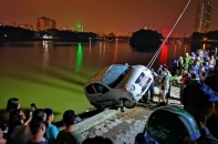 Ô tô lao xuống hồ Linh Đàm, tài xế đạp cửa thoát thân