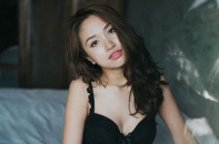 Vân Hugo yêu đôi mắt "nửa nhắm nửa mở" của mình