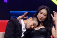 Người mẫu "siêu vòng 1" cho bạn trai tựa đầu lên ngực trên sóng truyền hình
