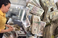 Vợ chồng già 78 tuổi chở bao tải tiền lẻ gửi tiết kiệm