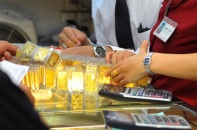 Giá vàng hôm nay 16/5: Vàng bứt phá bất chấp USD tăng vọt