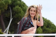 Amber Heard quyến rũ với váy không nội y