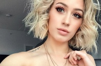 Người mẫu Anh tháo túi nâng ngực vì biến chứng khiến cô như bà lão 90