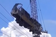 Vụ sập cầu: Cần cẩu bất ngờ gãy đôi khi đang cẩu xe tải lên bờ