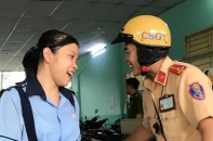 Giám thị rời điểm thi, sang trường khác an ủi học trò không được thi 