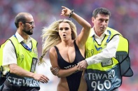 Mẫu nữ làm loạn chung kết C1 bị "đóng cửa" Instagram giá 88 tỷ đồng